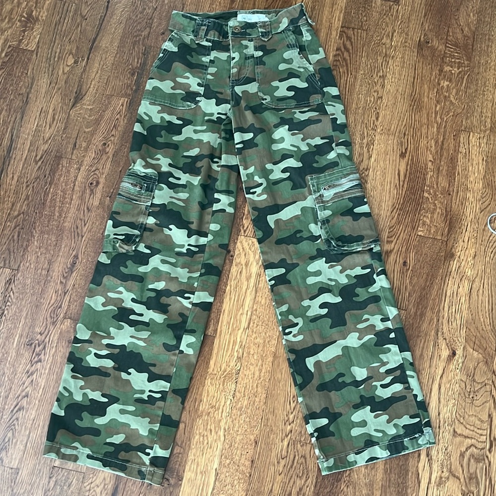 Celebrity Pink Juniors' Wide-Leg Zippered Cargo Jeans Camo